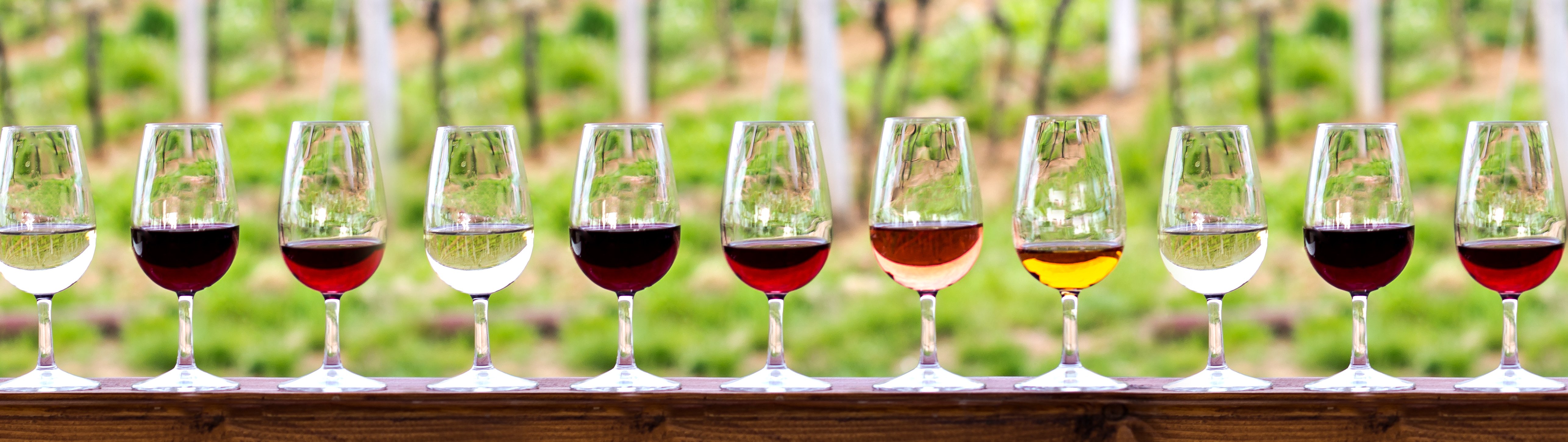 Glas rode wijn dat wordt ingeschonken